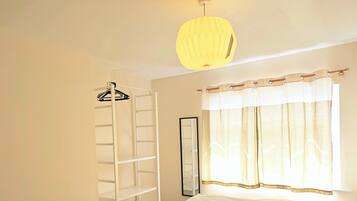 2 bedrooms, internet, bed sheets