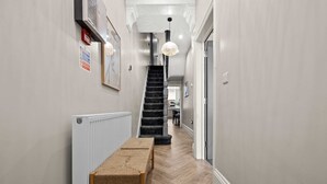 6 bedrooms, desk, high-speed internet - Sleeps 14 The Old Trafford Zen by Genesis Living (Manchester)