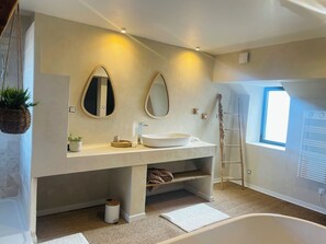 Dusche, Haartrockner, Seife, Toilettenpapier