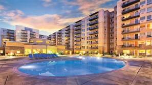 A hotel with a swimming pool, multiple balconies, and a sunset sky. - Beachfront WorldMark Seaside Stay with Pools, Space & Family Fun by the Ocean (Seaside)
