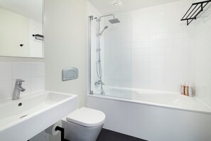 Haartrockner, Handtücher, Seife, Toilettenpapier