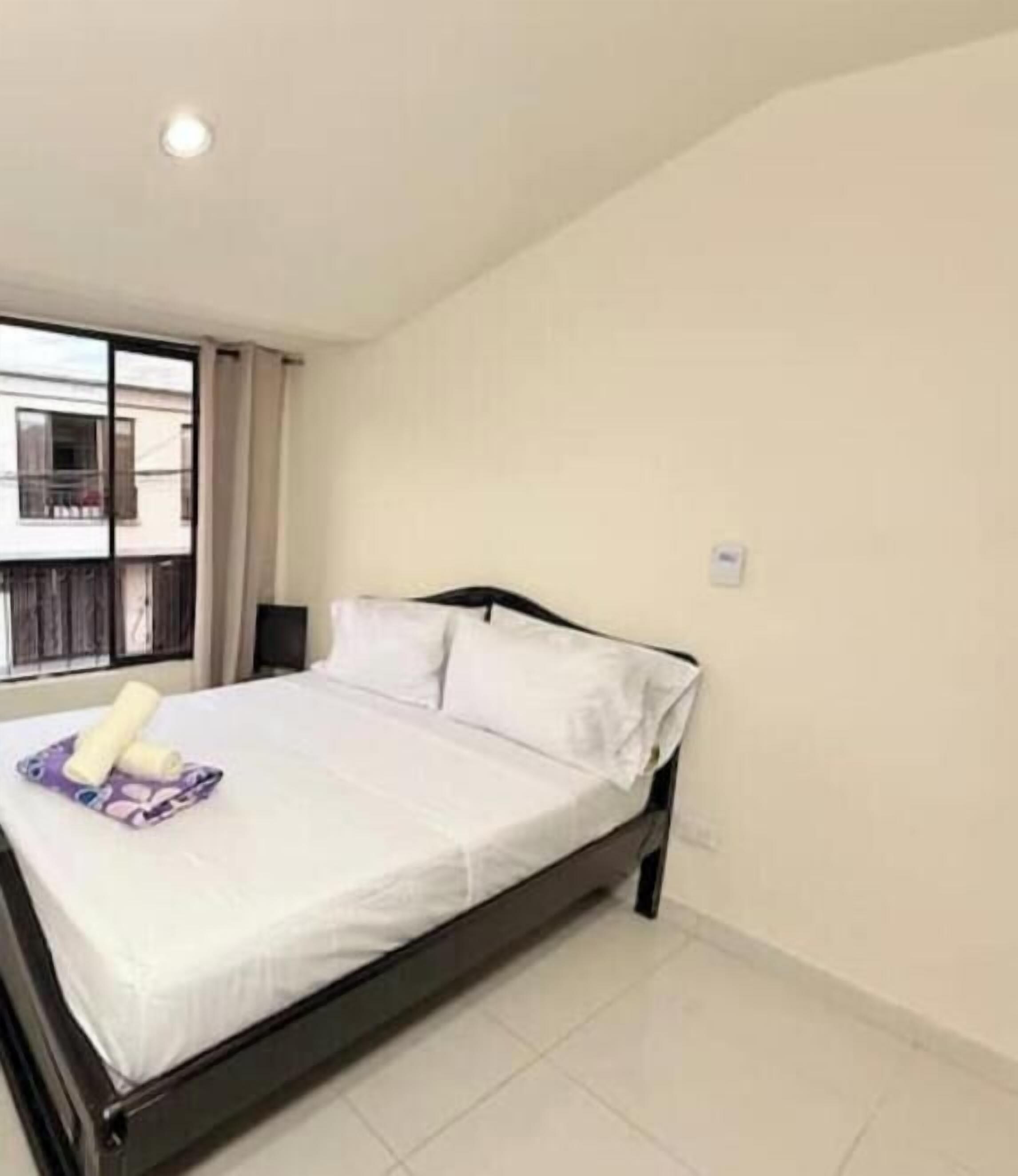 5 habitaciones, tabla de planchar con plancha, wifi y ropa de cama 