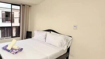 5 habitaciones, tabla de planchar con plancha, wifi y ropa de cama