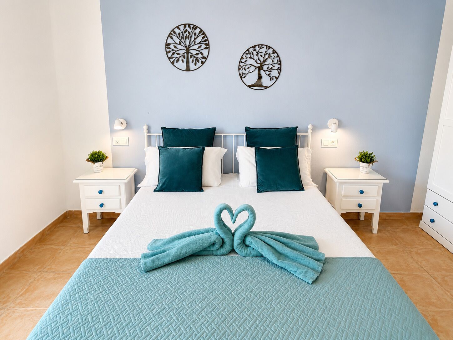 Iron/ironing board, WiFi, bed sheets