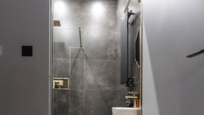 A modern bathroom with a shower, toilet, and sink. - Apartament z Jacuzzi Kraków SHINE Starowiślna (Kraków)