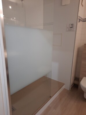Bruser, hårtørrer, håndklæder, Toiletpapir