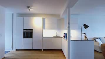 Apartamento superluxo, vista para o lago | Cozinha privada | Geladeira, micro-ondas, fogão, cooktop