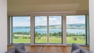 Luxury Apartment, Lake View | Interior