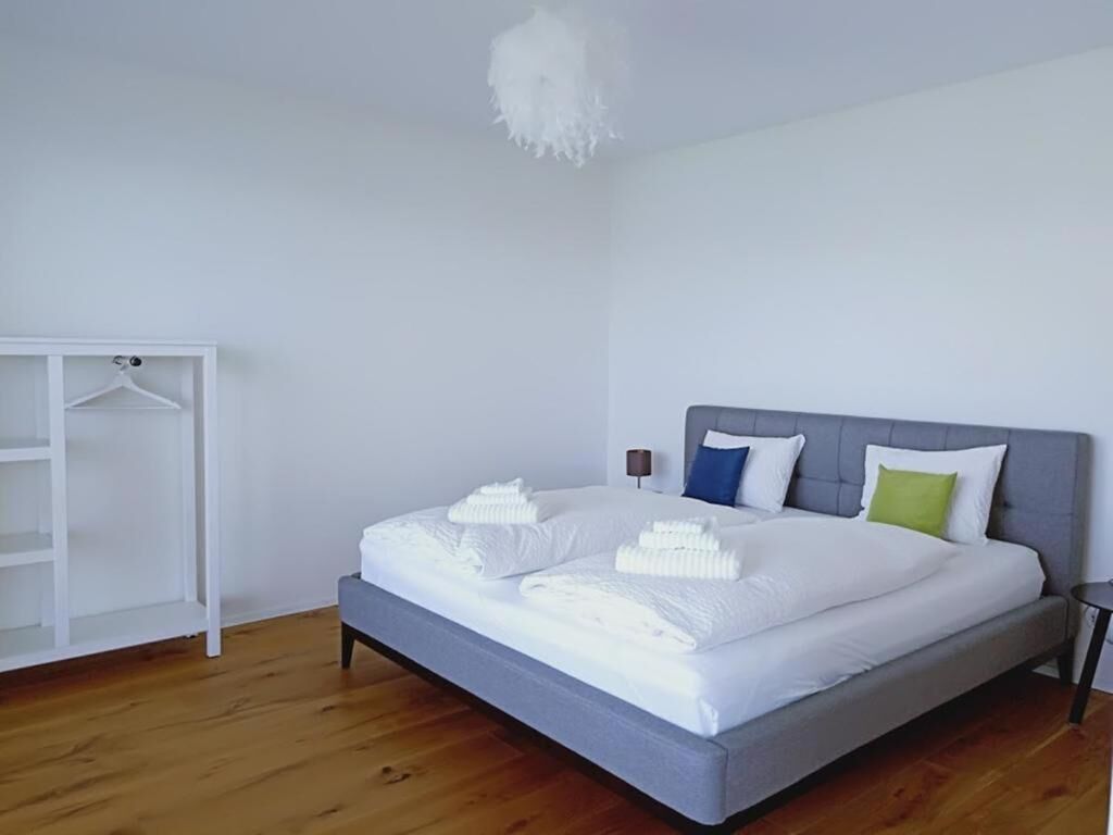 Apartamento superluxo, vista para o lago | Escrivaninha, espaço de trabalho para notebook, Wi-Fi de cortesia