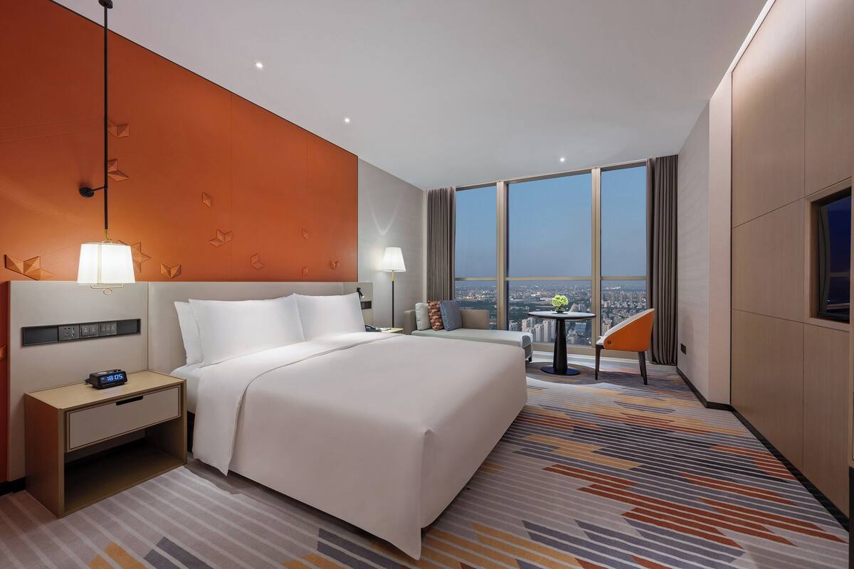 Quarto solteiro superior, 1 cama Queen, banheiro privativo, vista para a cidade | Escrivaninha, espaço de trabalho para notebook, cortinas blackout