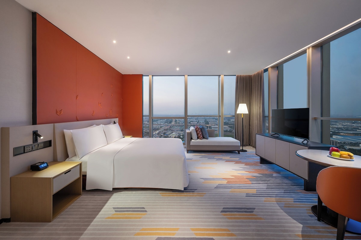 Free minibar, desk, laptop workspace, blackout curtains