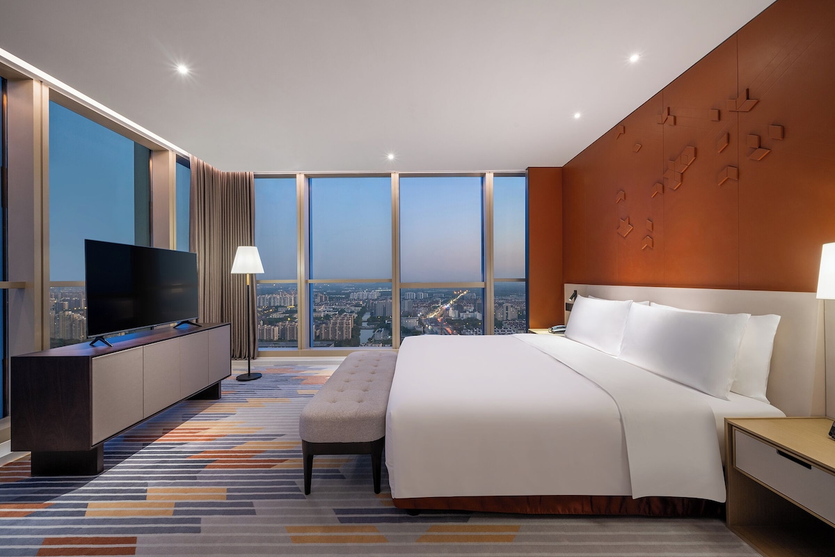 Free minibar, desk, laptop workspace, blackout curtains