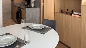 Una cucina moderna con mobili in legno, forno integrato e microonde.