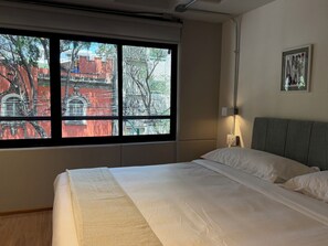 書桌、熨斗/熨衫板、可攜式嬰兒床、免費 Wi-Fi