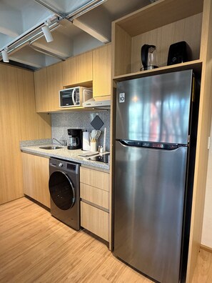 Refrigerador, microondas, placa de cocina, cafetera/tetera