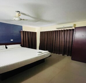 Double Room | Desk, free WiFi - Tyche Stays (Thiruvananthapuram)