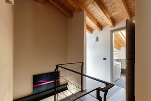 Eine Treppe mit Holzboden und einem Gemälde an der Wand.