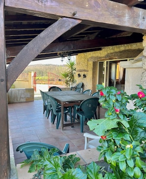 Outdoor dining - Vrbo Property (Beaumontois en Périgord)