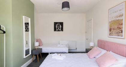 House Sleeps 7 With Wifi