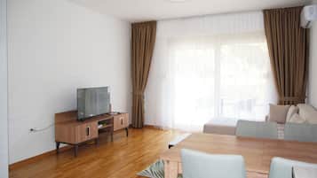 Departamento Confort, balcón, vista a la montaña | Área de sala de estar