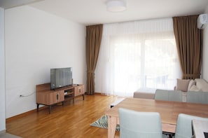 Căn hộ tiện nghi đơn giản, ban công, quang cảnh núi | Khu phòng khách | TV màn hình phẳng 