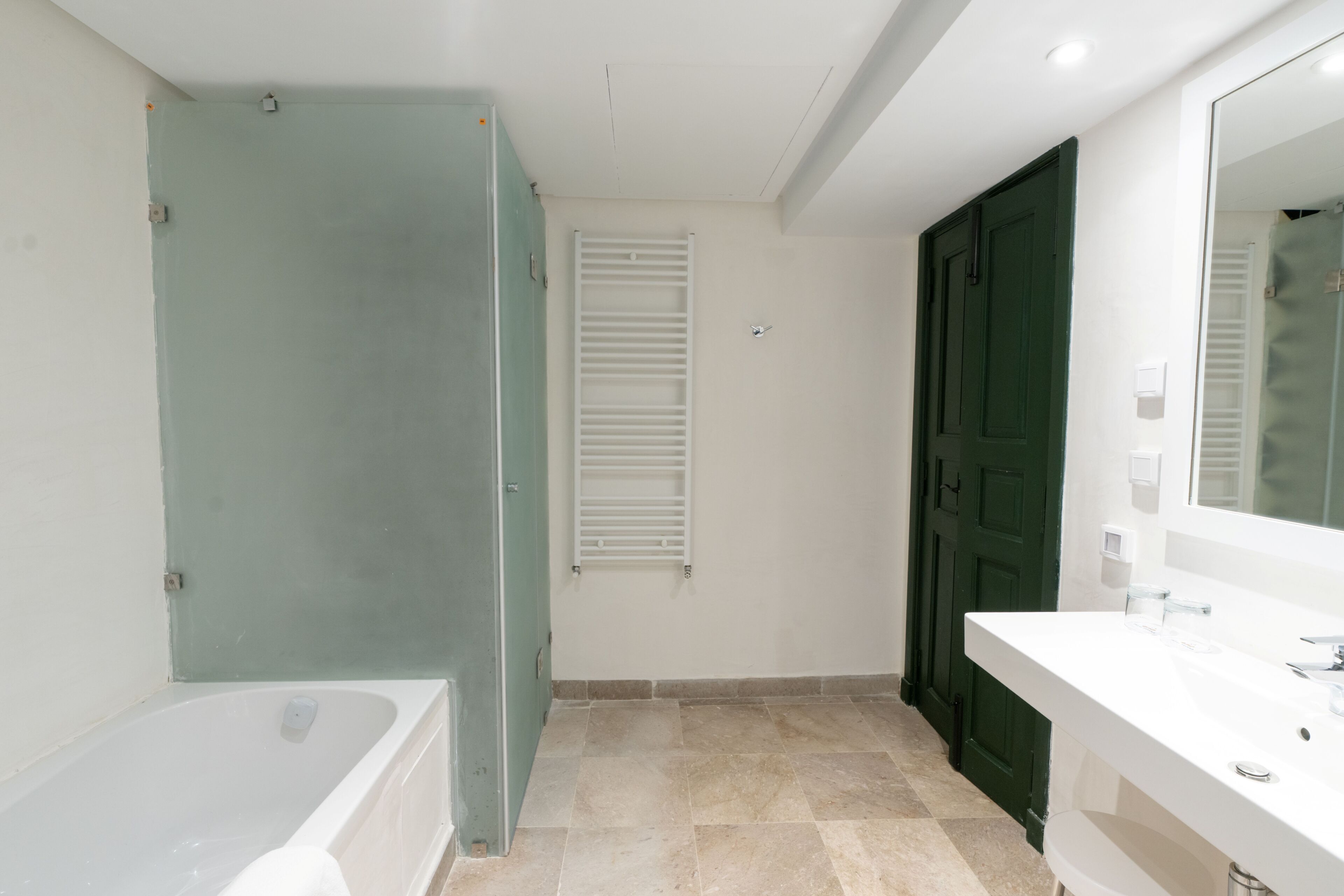 Une salle de bain avec une baignoire, une douche, un lavabo et un miroir.