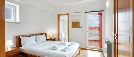 Iron/ironing board, free WiFi, bed sheets
