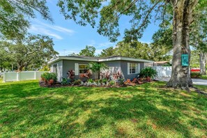 Exterior - HGTV Featured Home - Heated Pool, Hot Tub, Fire Pit, 5 Min Drive to Top Beaches (Largo)