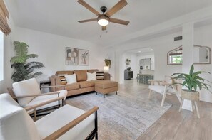 Smart TV - HGTV Featured Home - Heated Pool, Hot Tub, Fire Pit, 5 Min Drive to Top Beaches (Largo)