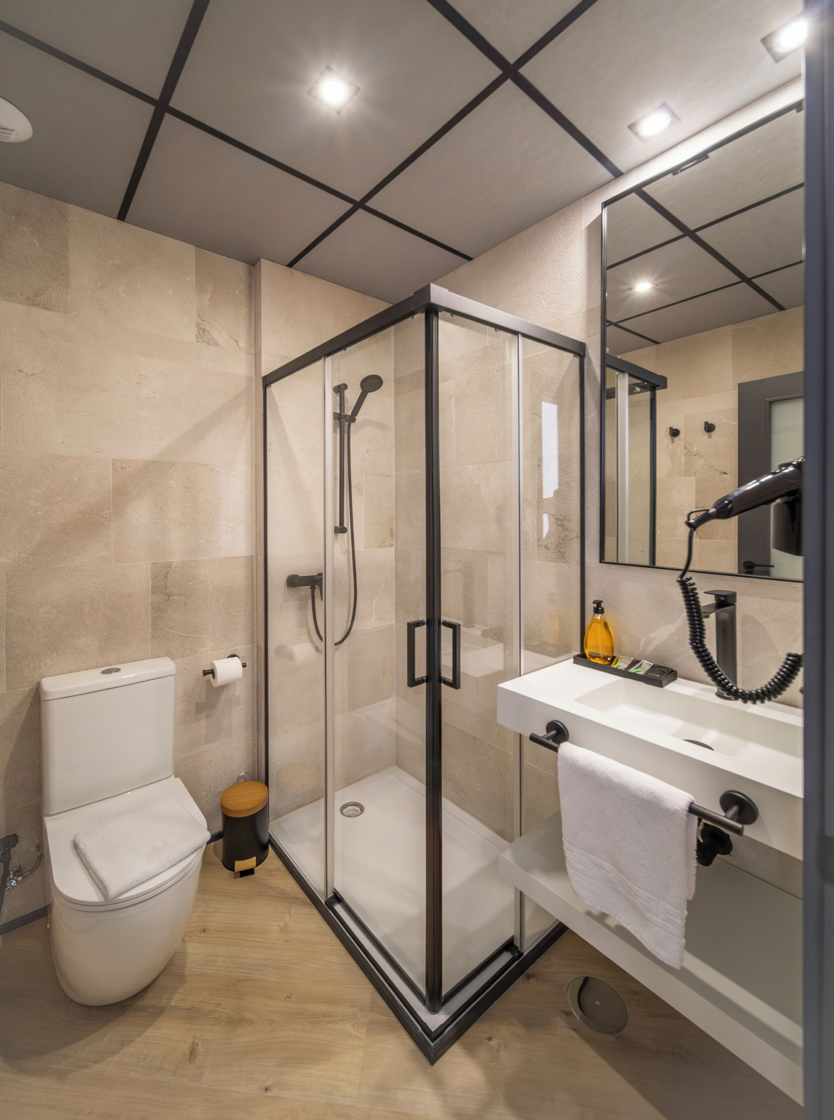 Dusche, kostenlose Toilettenartikel, Haartrockner, Handtücher