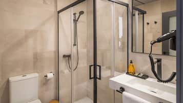 Dusche, kostenlose Toilettenartikel, Haartrockner, Handtücher