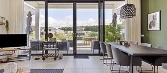 Luxe 6-persoons villa met jacuzzi, watersport uitrusting en ruime tuin aan het water. Geniet van comfort en rust tijdens je vakantie!