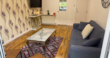 Erskine - House - Sleeps 4 - Parking - River Side