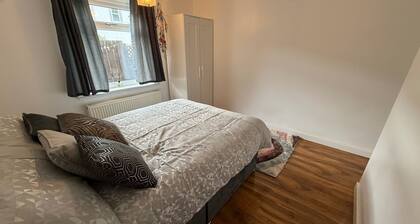 Erskine - House - Sleeps 4 - Parking - River Side