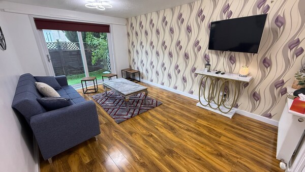 Erskine - House - Sleeps 4 - Parking - River Side - Glasgow Airport (GLA)