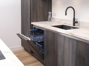 Coffee/tea maker, fridge, oven, stovetop