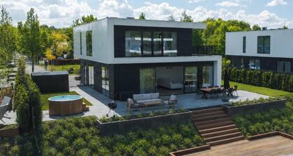 Luxury 8-person villa by the water with hottub, 3 bedrooms and a sofa bed. Perfect for families with children.