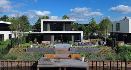 Luxury 8-person villa by the water with hottub, 3 bedrooms and a sofa bed. Perfect for families with children.