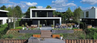 Luxury 8-person villa by the water with hottub, 3 bedrooms and a sofa bed. Perfect for families with children.