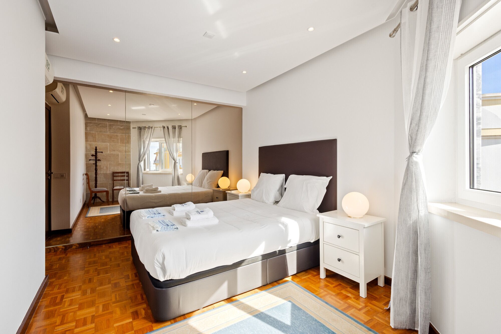 Tabla de planchar con plancha, wifi gratis y ropa de cama 