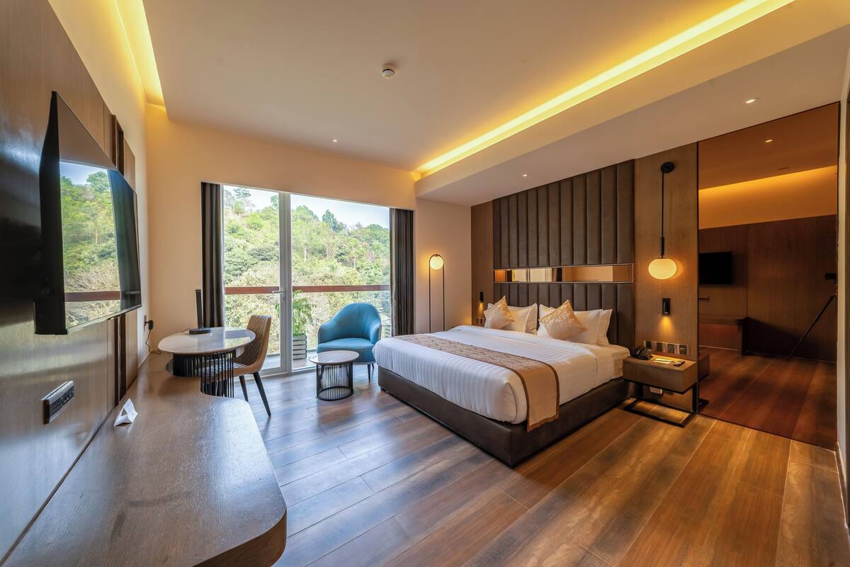 Phòng đôi Deluxe, ban công, quang cảnh đồi núi | Bàn, truy cập Internet không dây miễn phí 