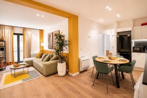 Eine moderne Wohnung mit Wohnzimmer, Essbereich und Küche.