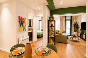 Eine moderne Wohnung mit Essbereich, Wohnzimmer und Schlafzimmer.