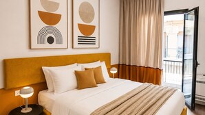 Una camera d'albergo ordinata con un letto, comodini e vista dalla finestra.