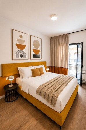 Ein ordentlich eingerichtetes Hotelzimmer mit einem Bett, Nachttischen und Blick durch ein Fenster.