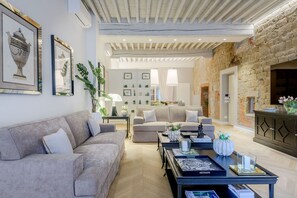Ein modernes Wohnzimmer mit Sofa, Couchtisch und dekorativen Accessoires.