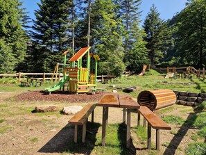 Zona de juegos infantil al aire libre