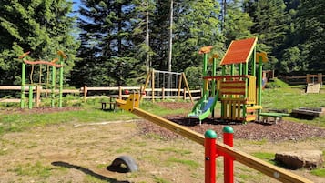 Zona de juegos infantil al aire libre