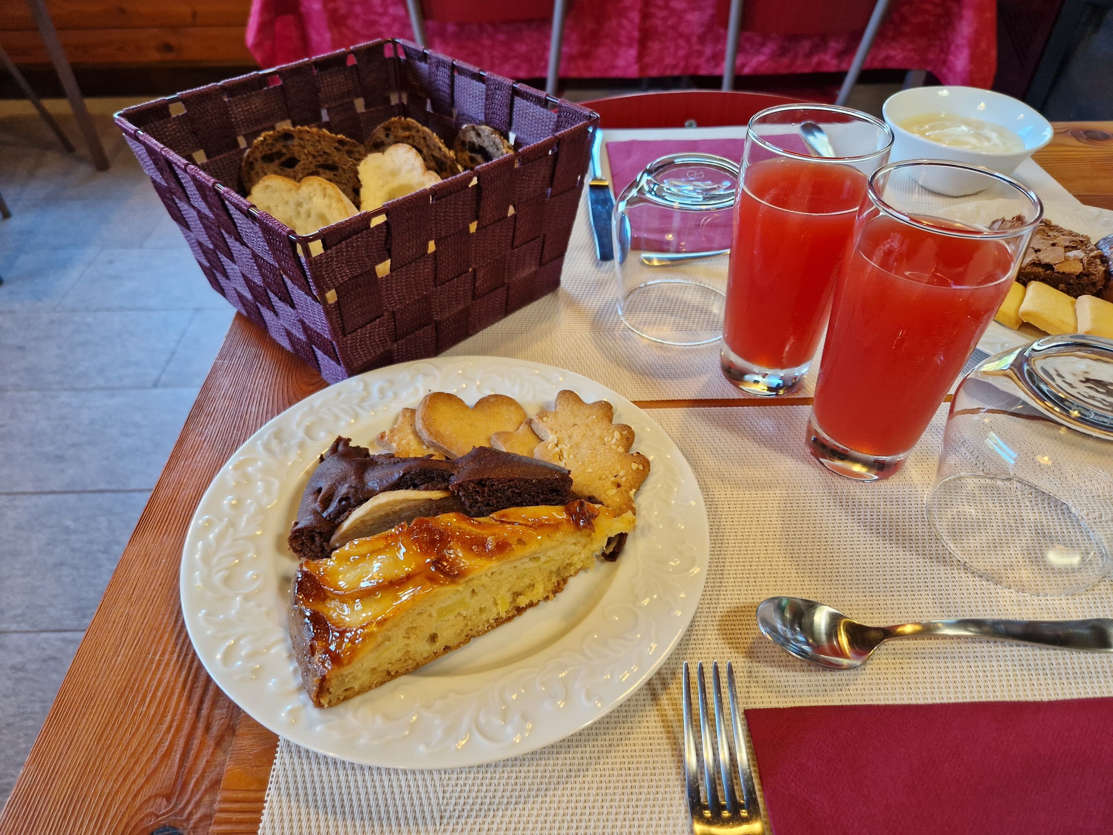 Café da manhã completo grátis todos os dias