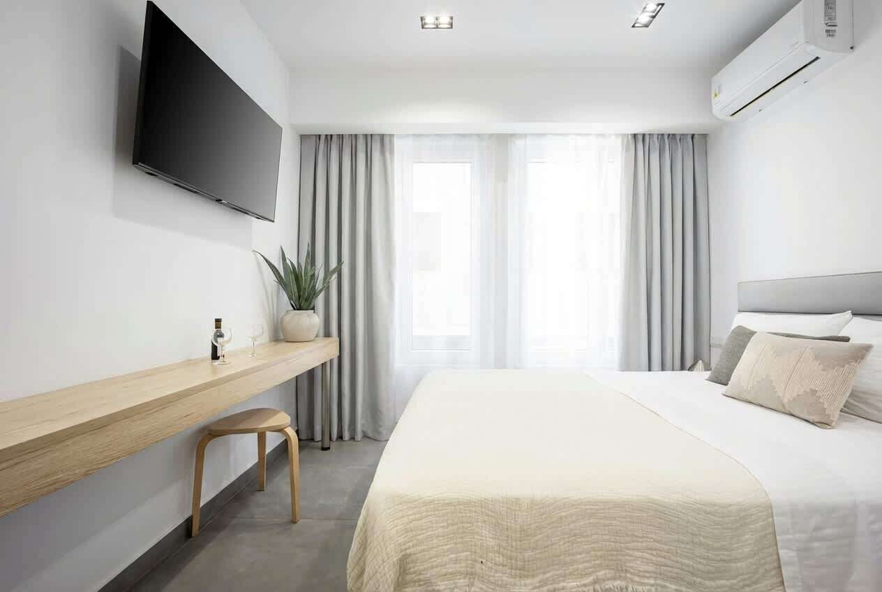 Tabla de planchar con plancha, wifi y ropa de cama 